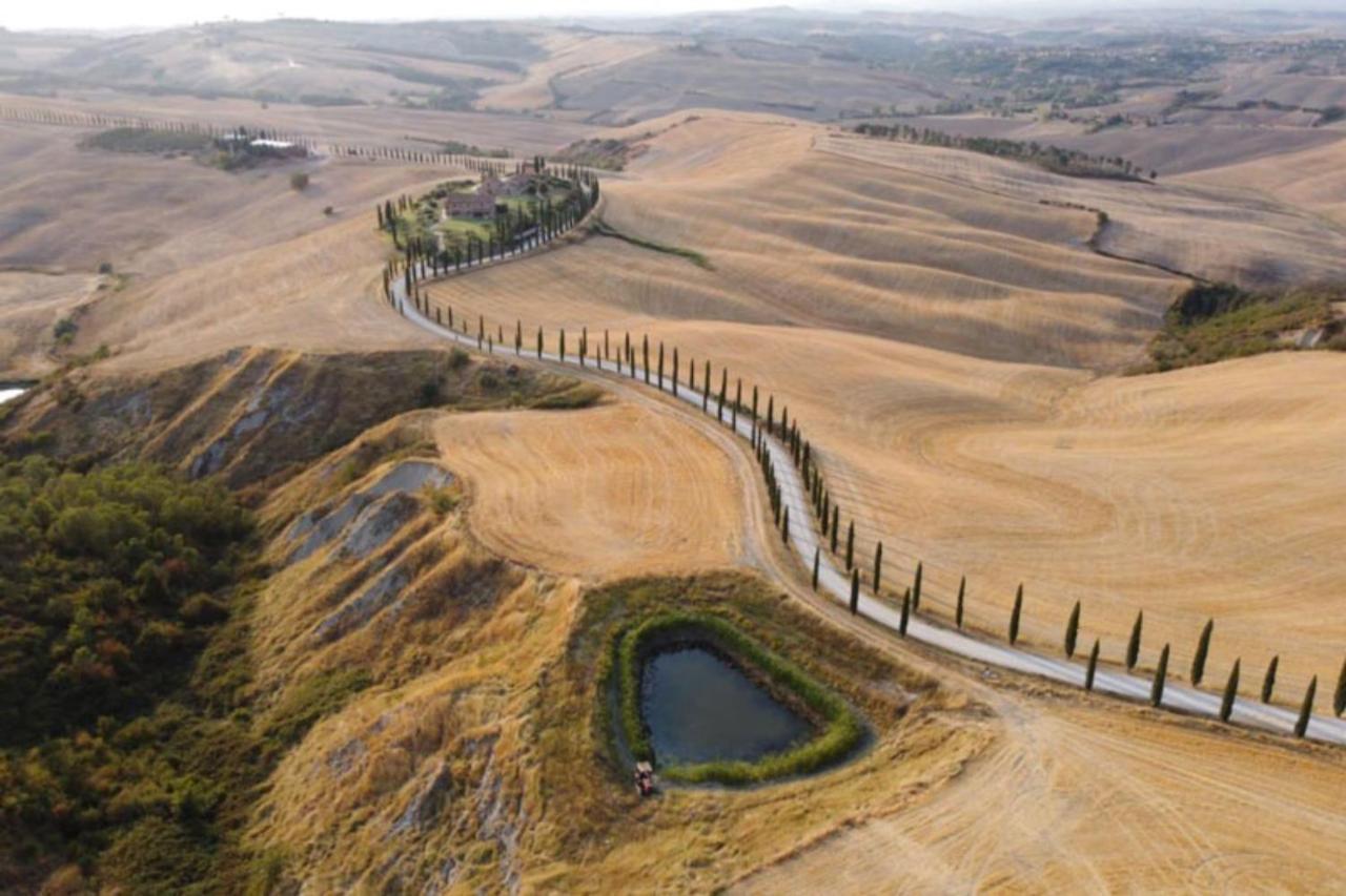 een luchtfoto van een golfbaan in een veld bij Palazzo Brandano Hotel in Petroio