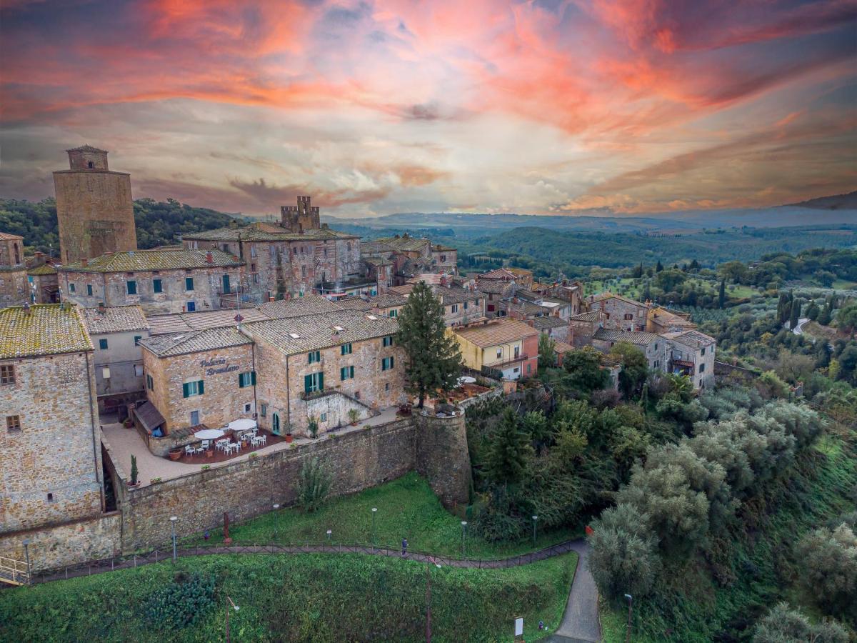 een luchtfoto van een stad met een kasteel bij Palazzo Brandano Hotel in Petroio