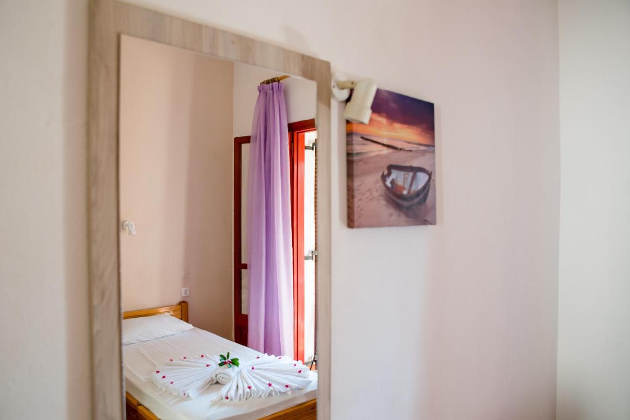 een slaapkamer met een spiegel en een bed erin bij Kalypso studio Resorts in Kavos