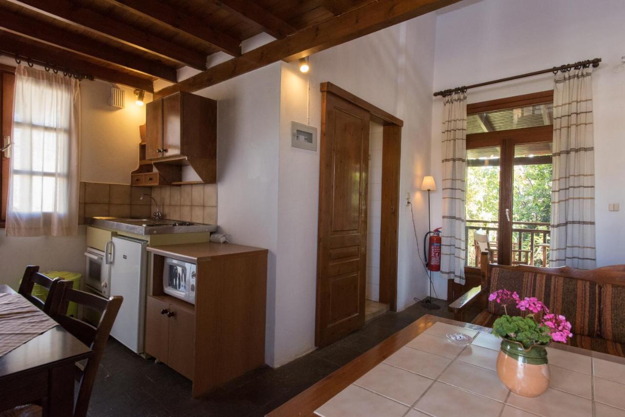 een keuken met een tafel en een eetkamer bij Proimos Maisonnettes in Plataniás