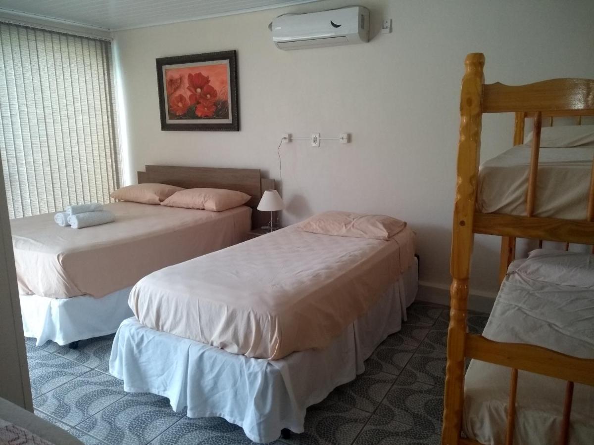 een slaapkamer met twee eenpersoonsbedden en een stapelbed bij Apart São Gabriel in São Gabriel