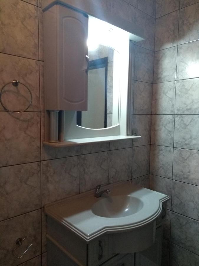 een badkamer met een wastafel en een spiegel bij Apart São Gabriel in São Gabriel