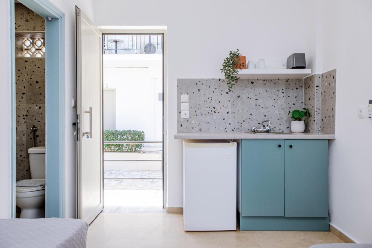 een keuken met een blauw kastje en een toilet bij Seaside Resorts in Kavos