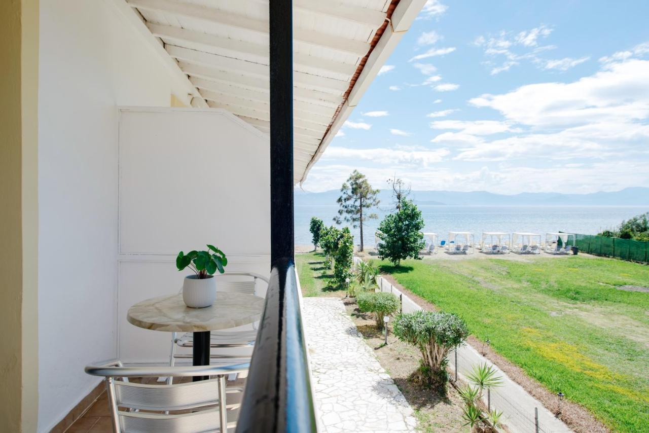 een balkon met een tafel en uitzicht op de oceaan bij Seaside Resorts in Kavos