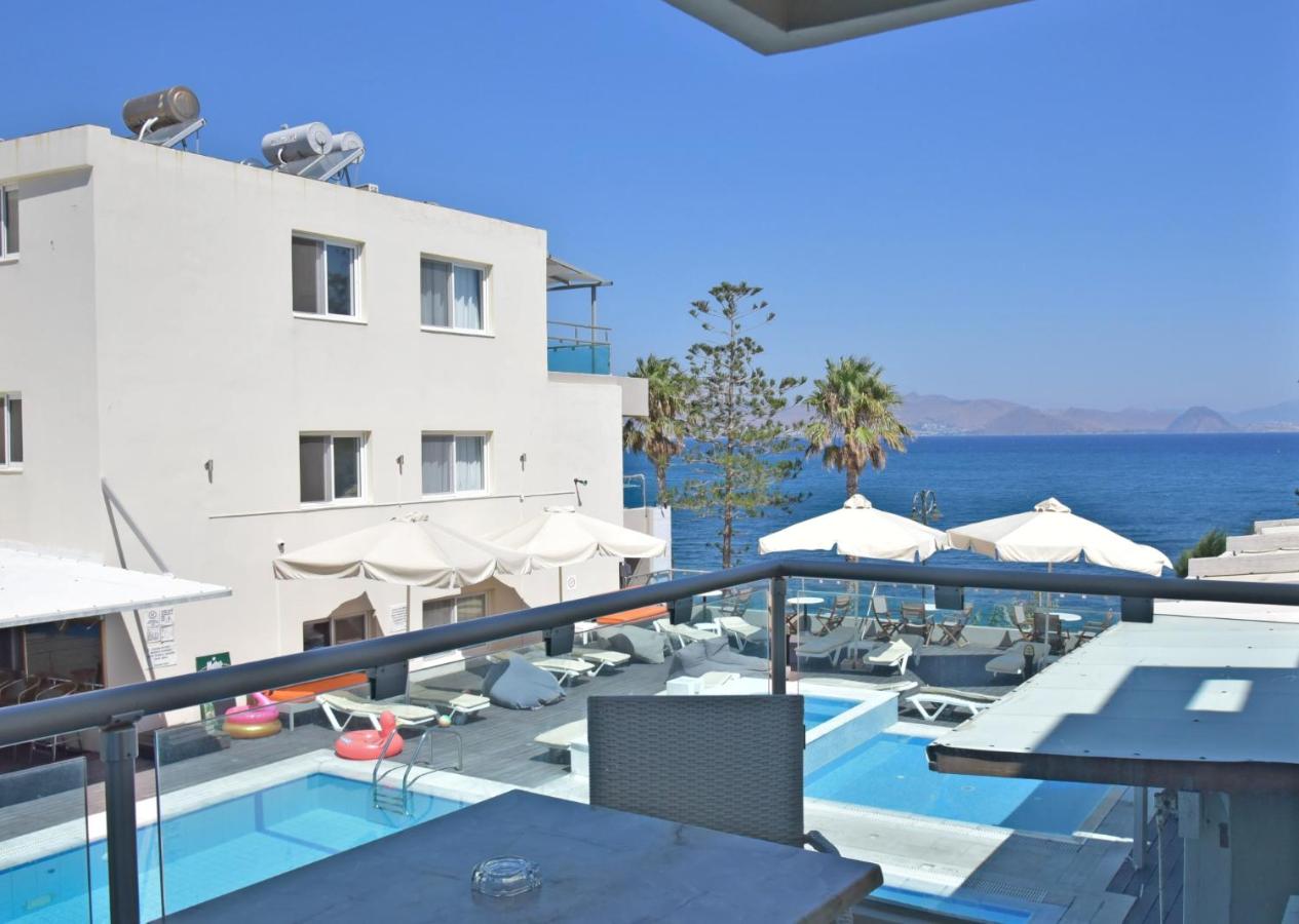 een balkon met een zwembad en een gebouw bij Bristol Sea View Apartments in Kos-stad