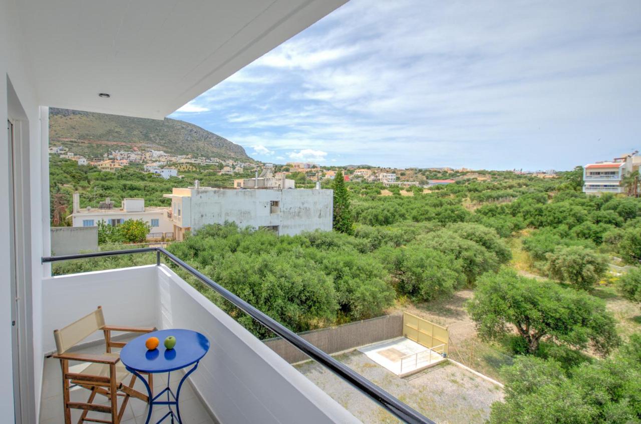 een balkon met een tafel en uitzicht bij Happiness Apartments in Chersonissos +86 foto's