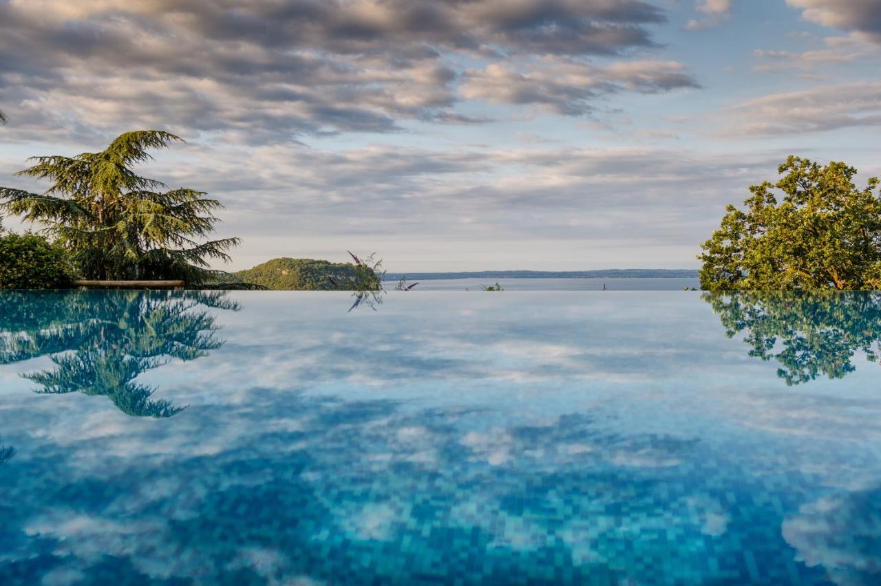 een groot wateroppervlak met bomen erin bij Madrigale Panoramic Lifestyle & Soulful Hotel in Costermano