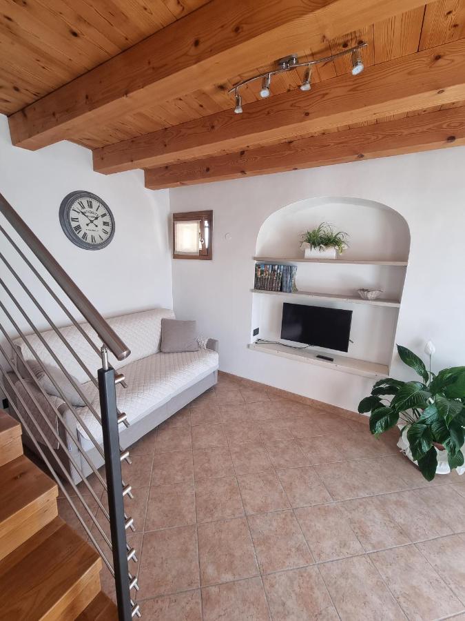 een woonkamer met een bank en een televisie bij Giulietta e Romeo in Pove del Grappa