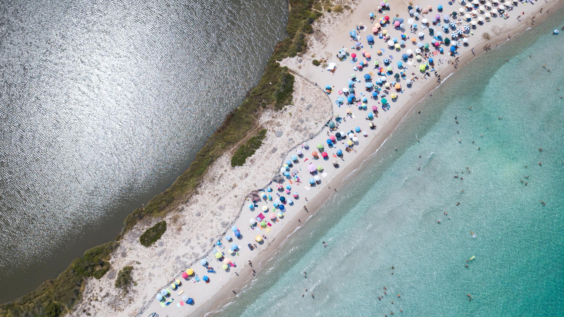 Privéstrand met parasols — Aparthotel Lu Nibareddu