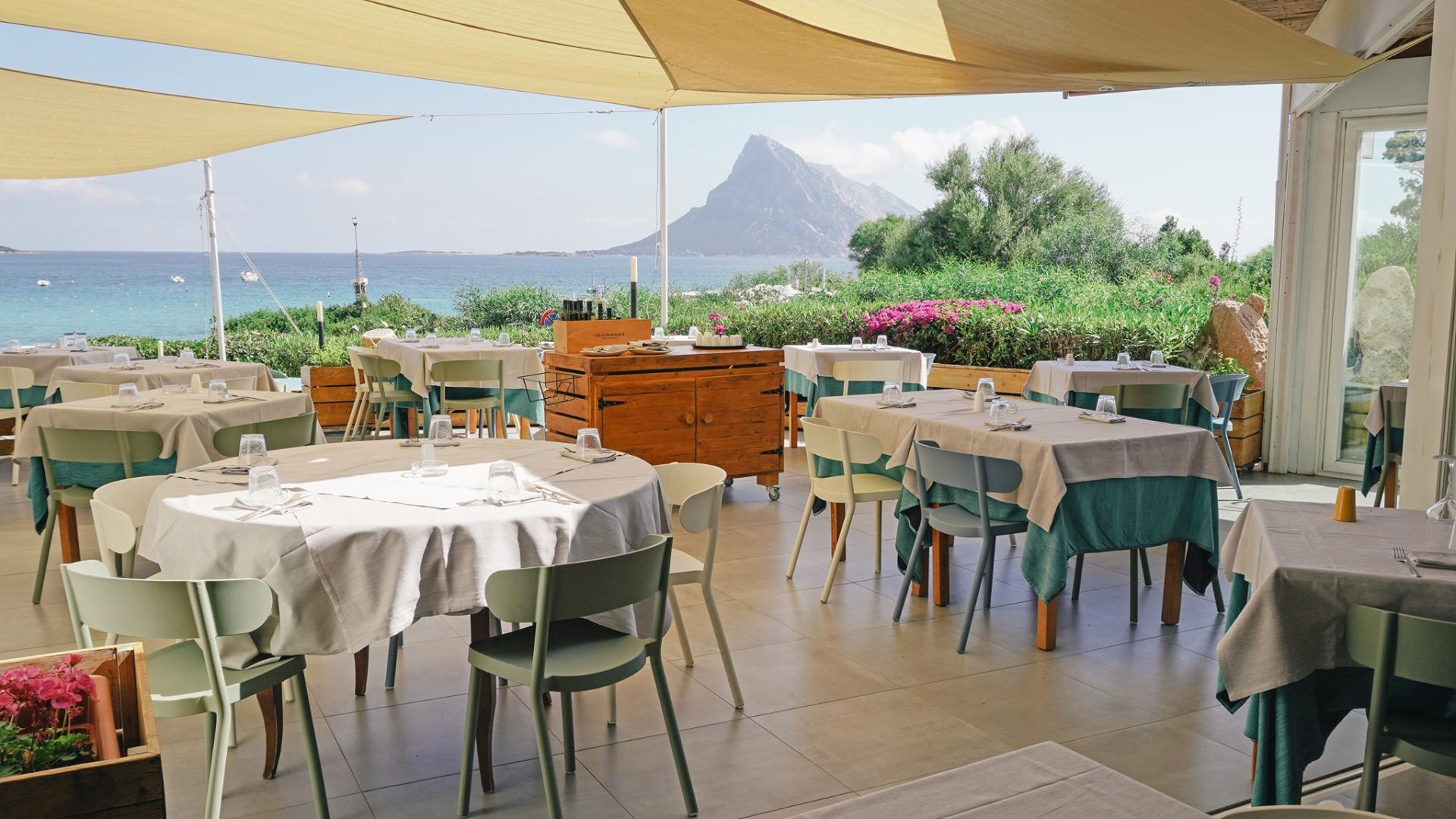 Restaurant met gedekte tafels — Aparthotel Lu Nibareddu