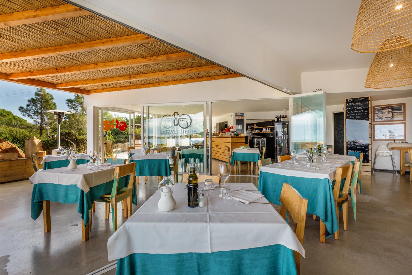 Restaurant met gedekte tafels — Aparthotel Lu Nibareddu