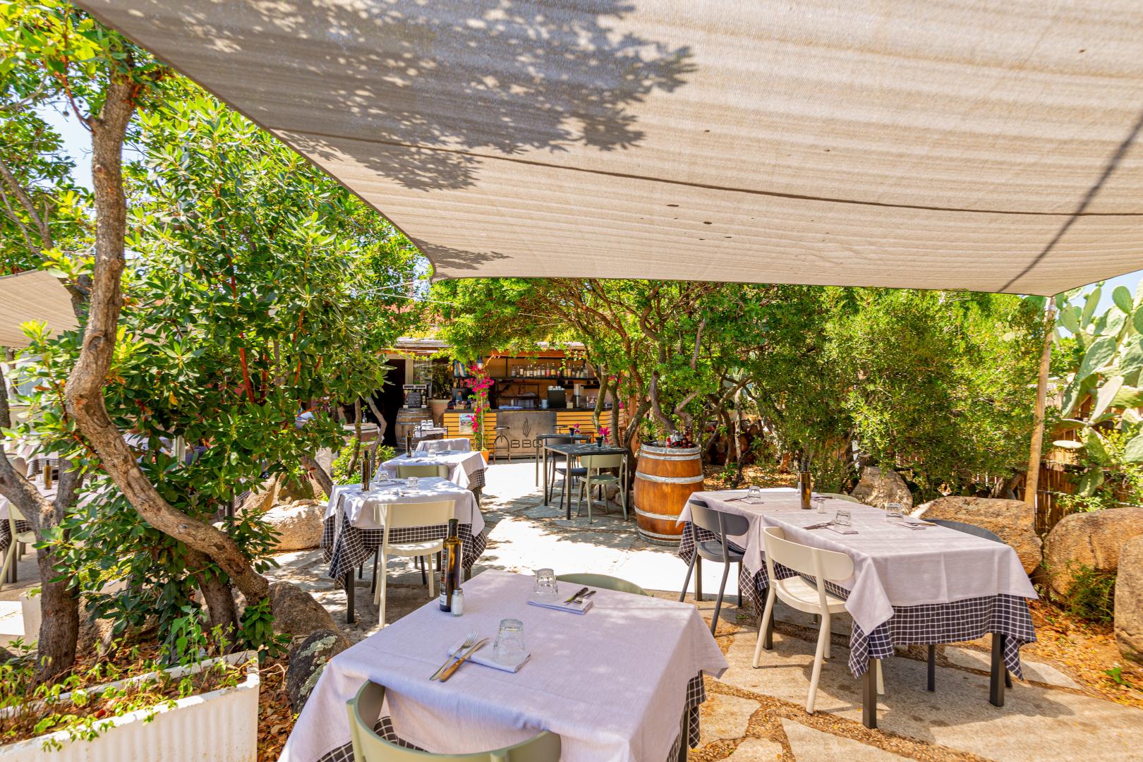 Restaurantterras buiten — Aparthotel Lu Nibareddu