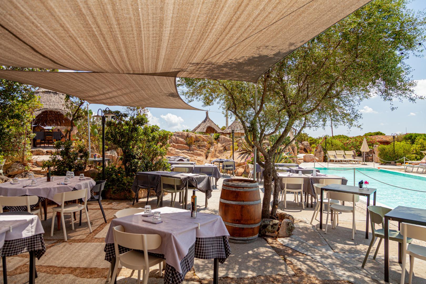 Restaurantterras buiten — Aparthotel Lu Nibareddu
