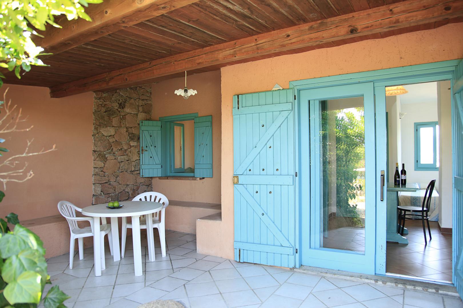 Mediterraans hotelgebouw — Aparthotel Lu Nibareddu