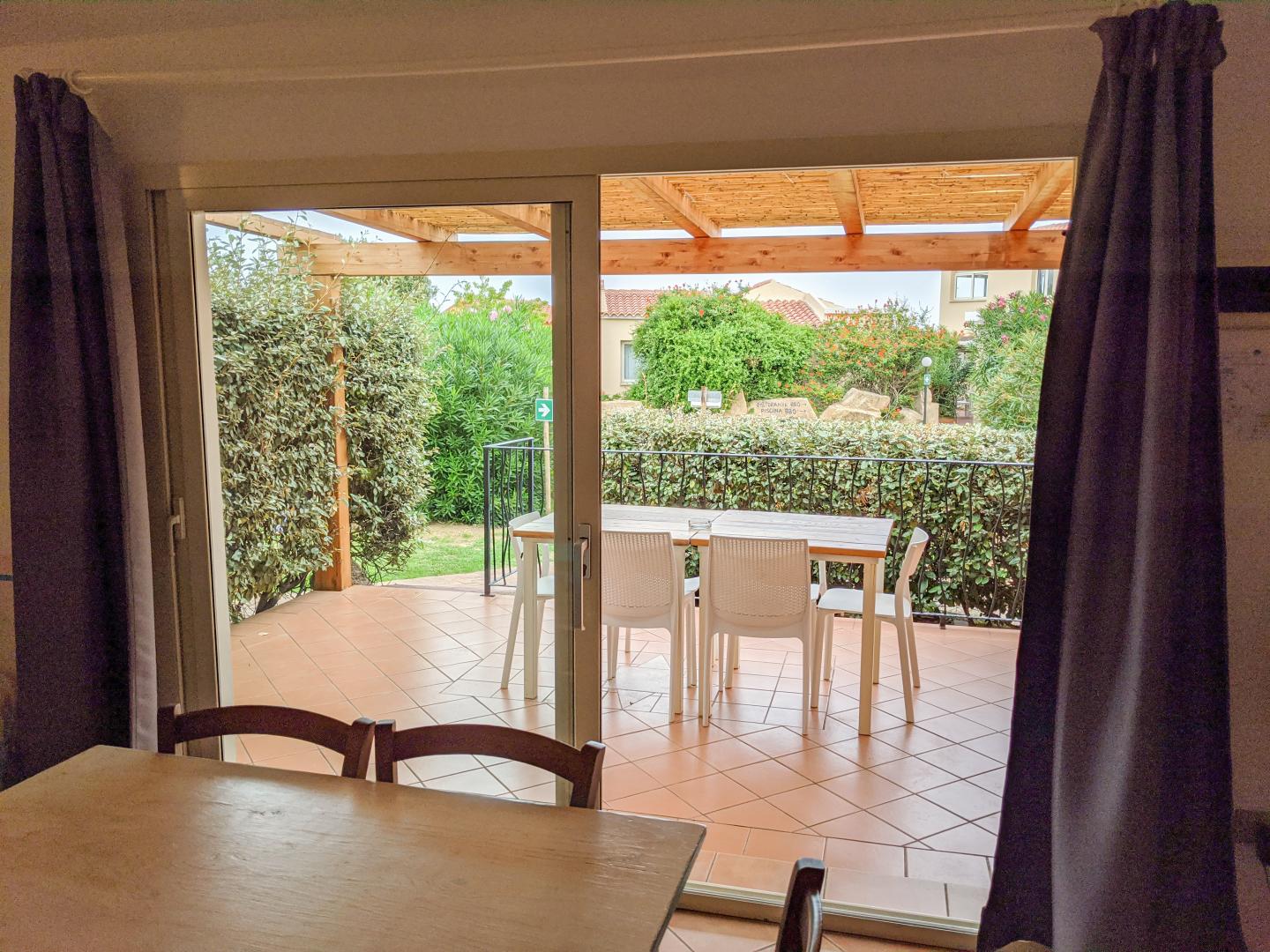 Restaurantterras buiten — Aparthotel Lu Nibareddu