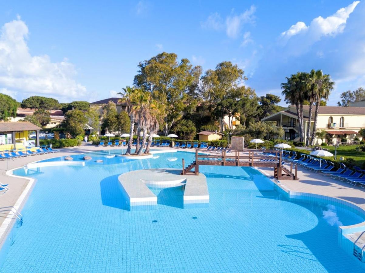 een groot zwembad in een resort bij Horse Country Resort Congress & Spa - Hotel Castello in Arborea 