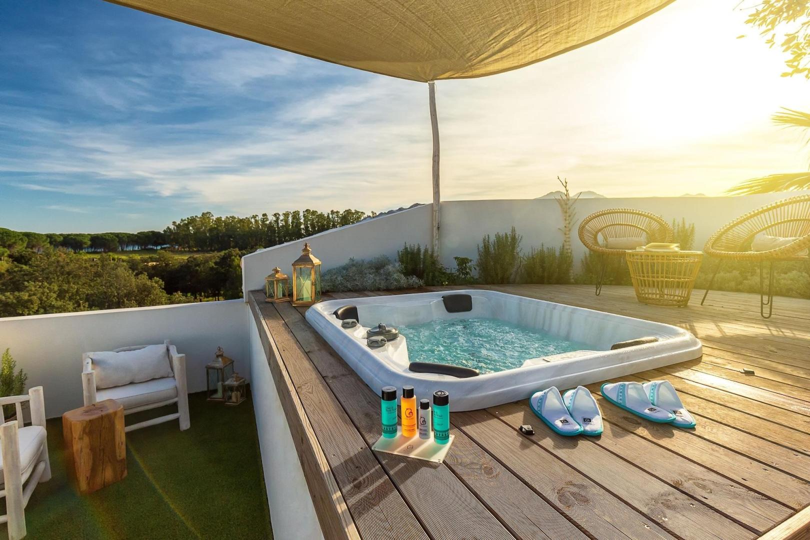 Buitenzwembad met ligbedden — Experience Hotel Corte Bianca