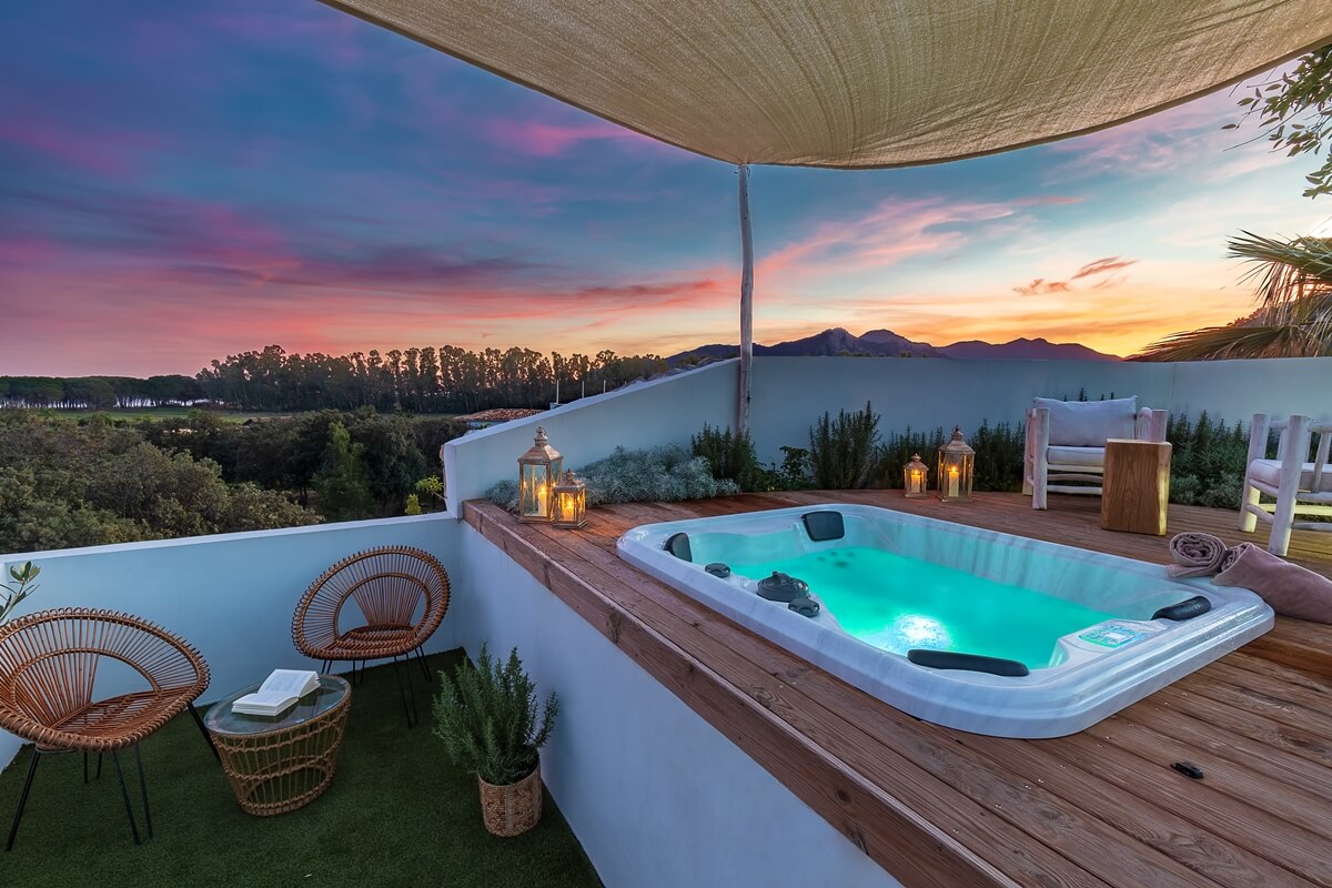 Buitenzwembad met ligbedden — Experience Hotel Corte Bianca