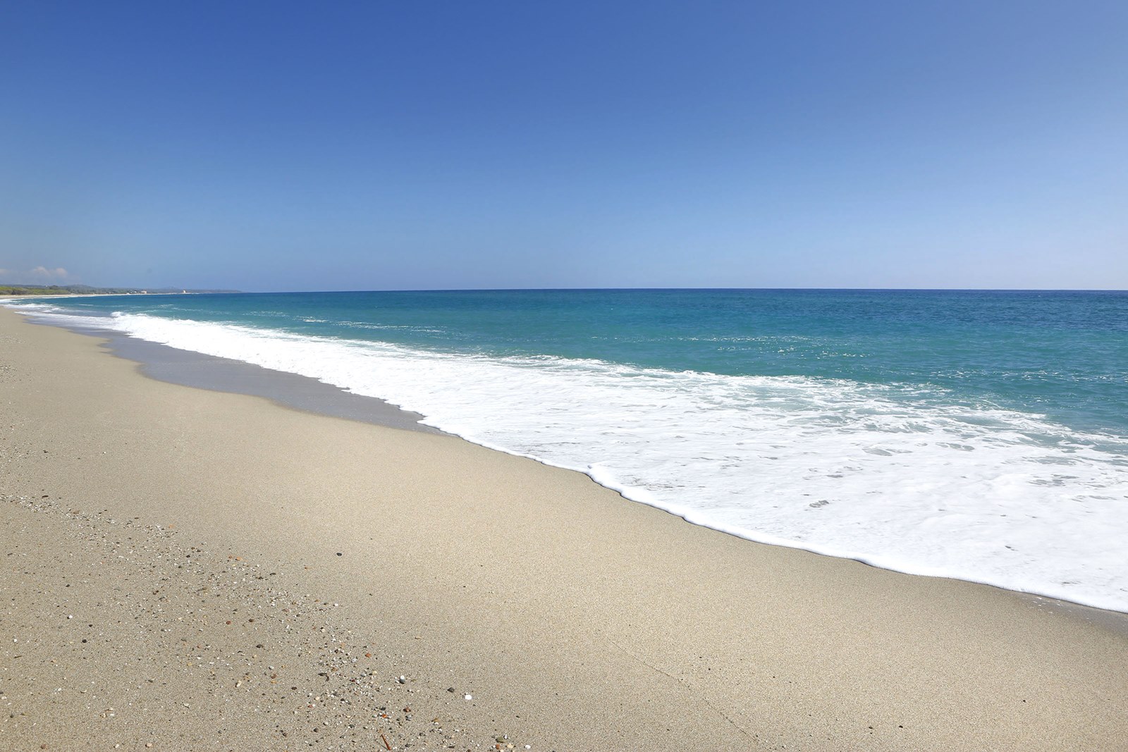 Wit zandstrand met turquoise water — Experience Hotel Corte Bianca
