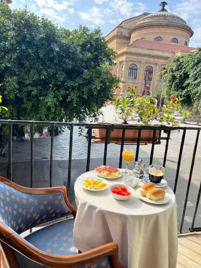 een tafel met borden vol eten op een balkon bij Massimo Plaza Hotel in Palermo