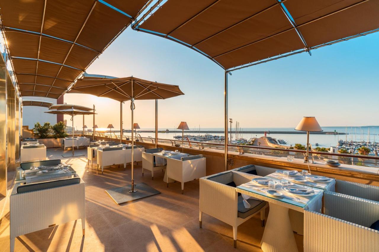een restaurant met uitzicht op de oceaan bij Palazzo del Corso – Boutique Hotel in Gallipoli