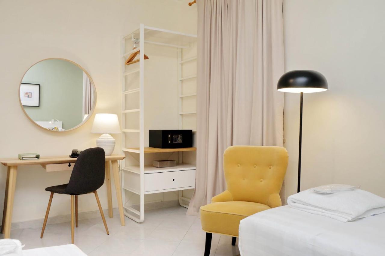 een slaapkamer met een bureau, een stoel en een spiegel bij Casa Santa Sofia in Rome