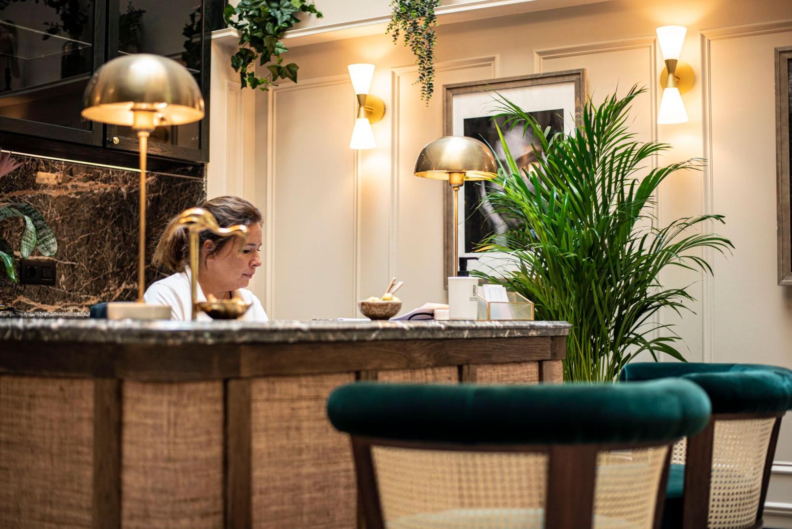 Restaurant met gedekte tafels — Palma Suites