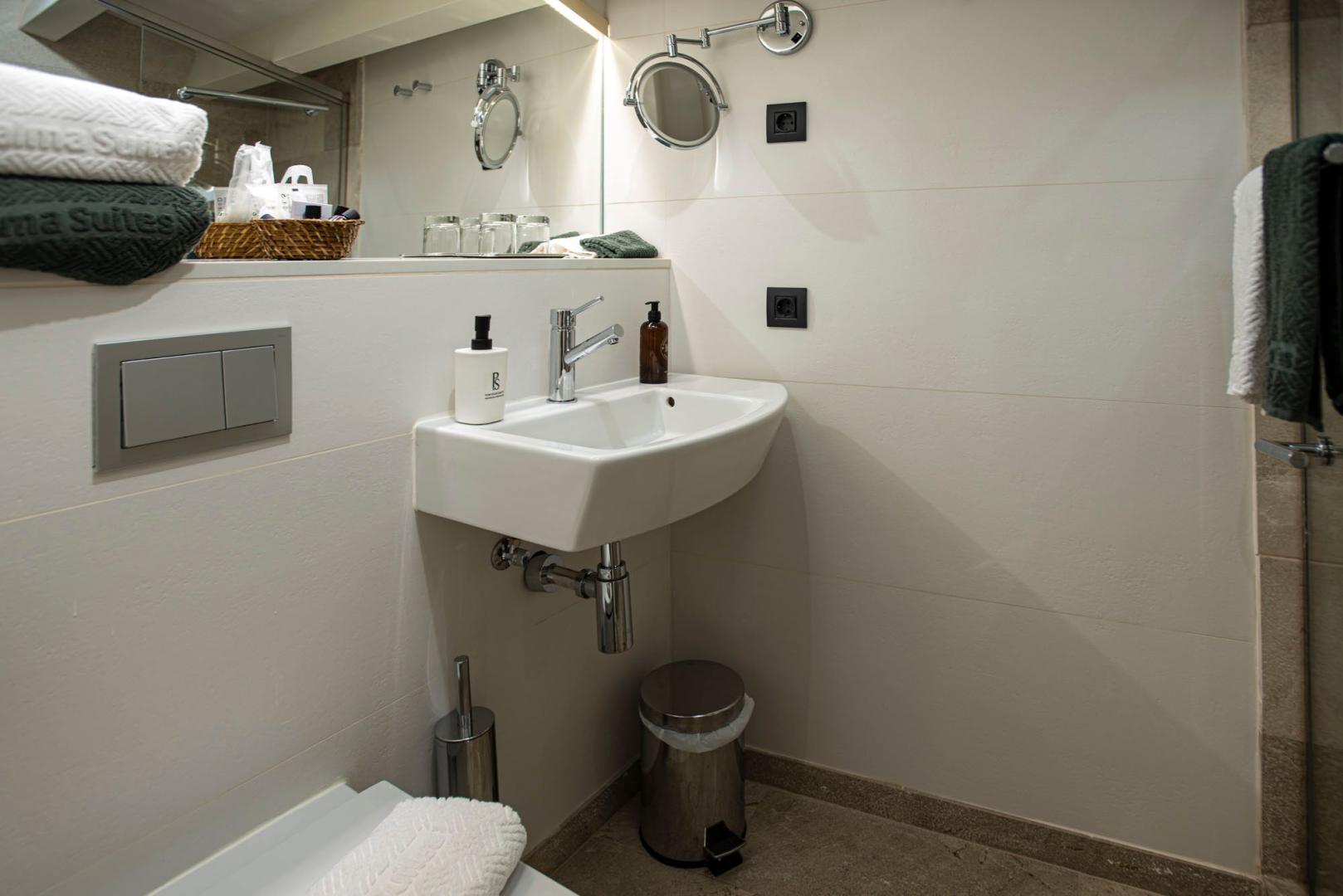 Badkamer met ligbad — Palma Suites