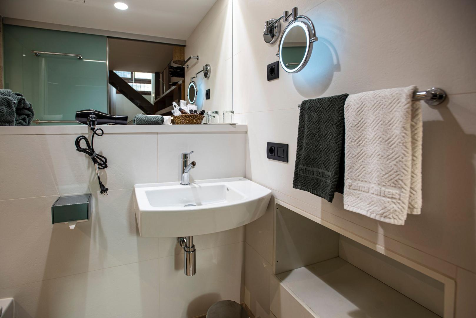 Badkamer met ligbad — Palma Suites