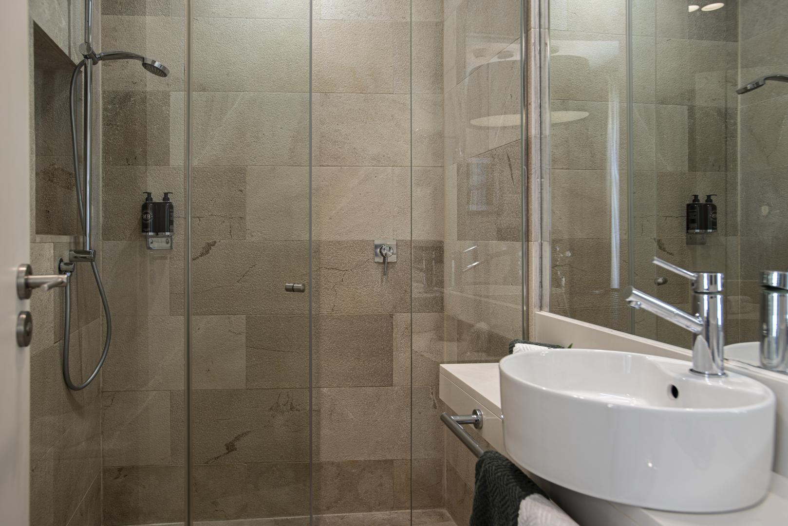 Badkamer met inloopdouche — Palma Suites
