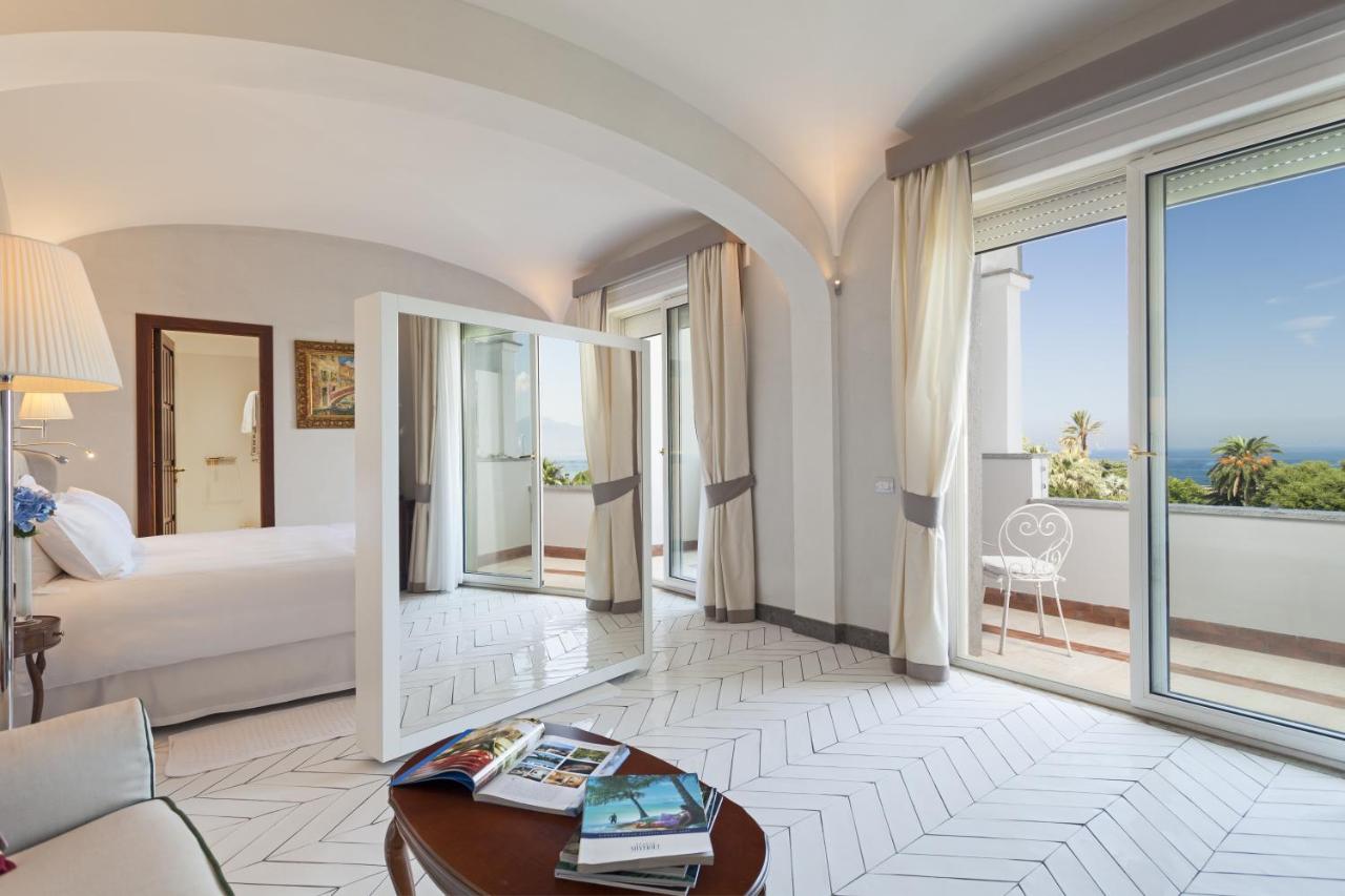 een hotelkamer met een bed en een groot raam bij Grand Hotel Cocumella in Sant'Agnello