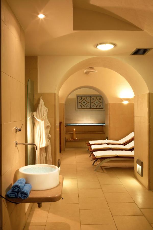 een badkamer met vier wastafels en een badkuip bij Grand Hotel Cocumella in Sant'Agnello