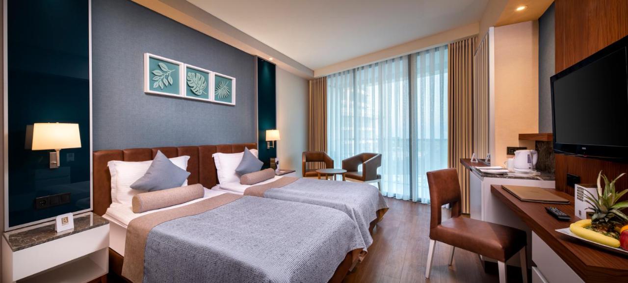een hotelkamer met een bed en een bureau bij Baia Lara Hotel in Lara +78 foto's