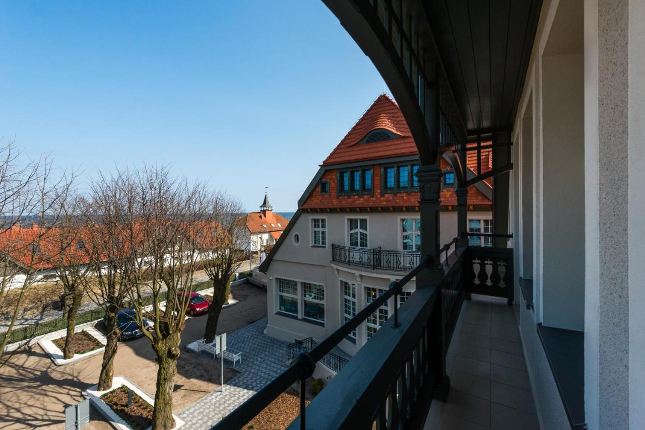 een uitzicht vanaf het balkon van een gebouw bij Hotel Eureka in Sopot