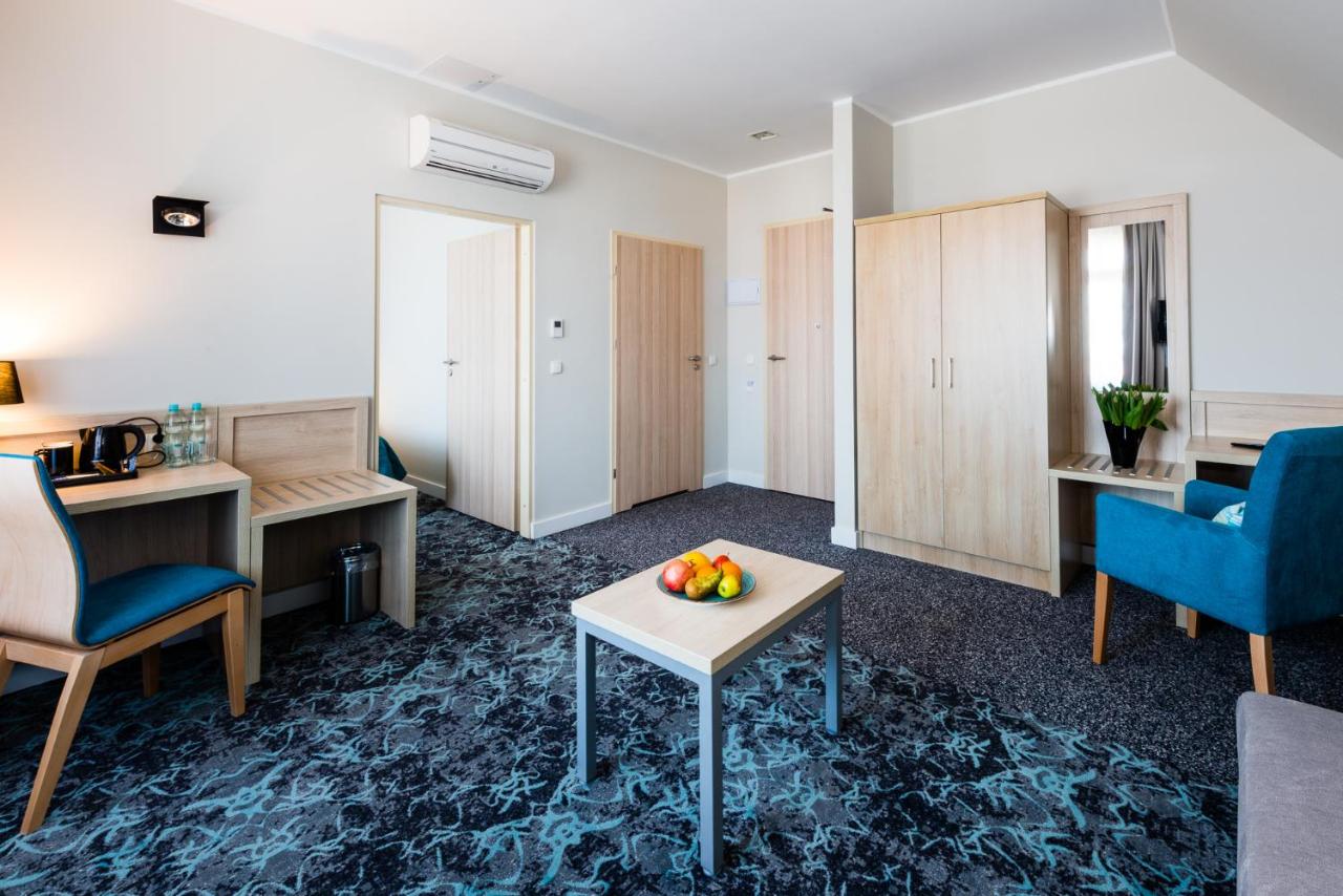 een kamer met een tafel waarop fruit staat bij Hotel Eureka in Sopot