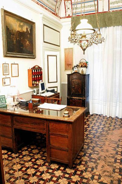 een kamer met een bureau in een kamer met bij Casa Raffaele Conforti in Maiori