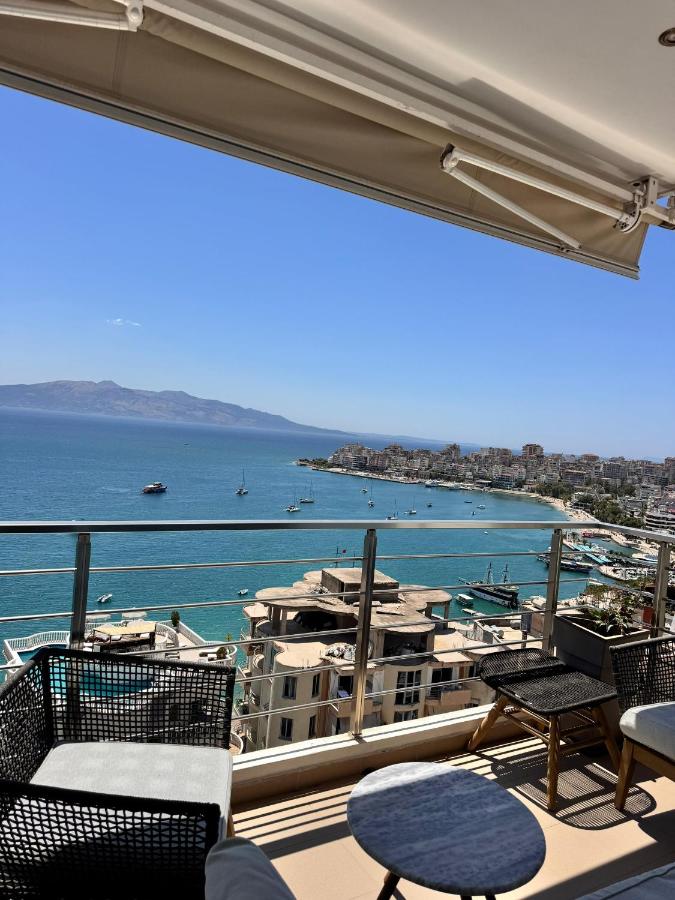 een balkon met stoelen en uitzicht op het water bij Casa Del Mare in Sarandë