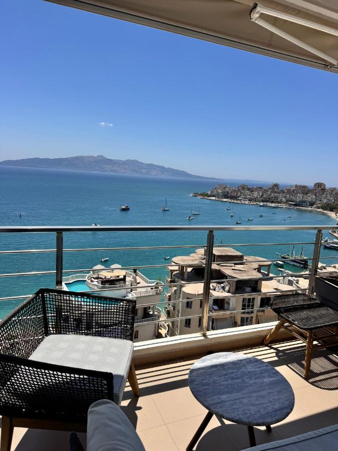 een balkon met uitzicht op de oceaan en boten bij Casa Del Mare in Sarandë