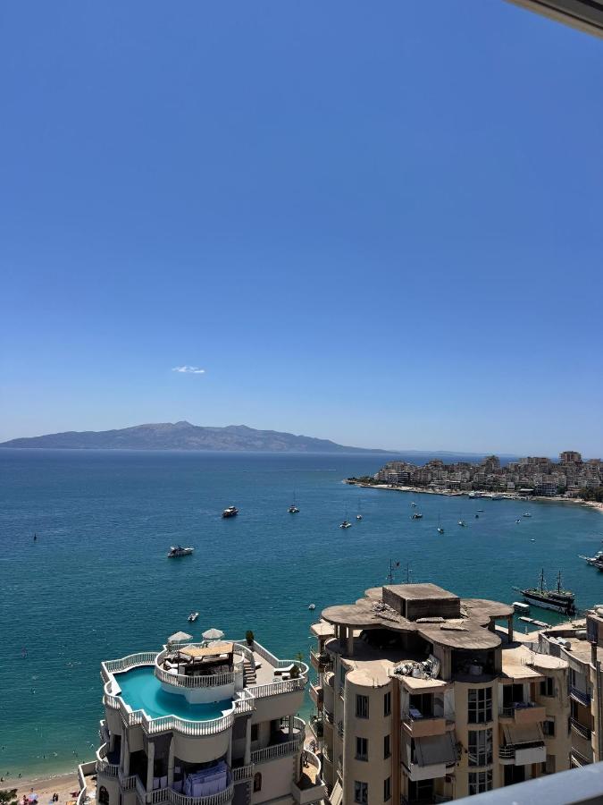 een uitzicht op een strand met boten in het water bij Casa Del Mare in Sarandë