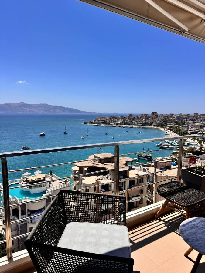 een balkon met uitzicht op de oceaan en boten bij Casa Del Mare in Sarandë