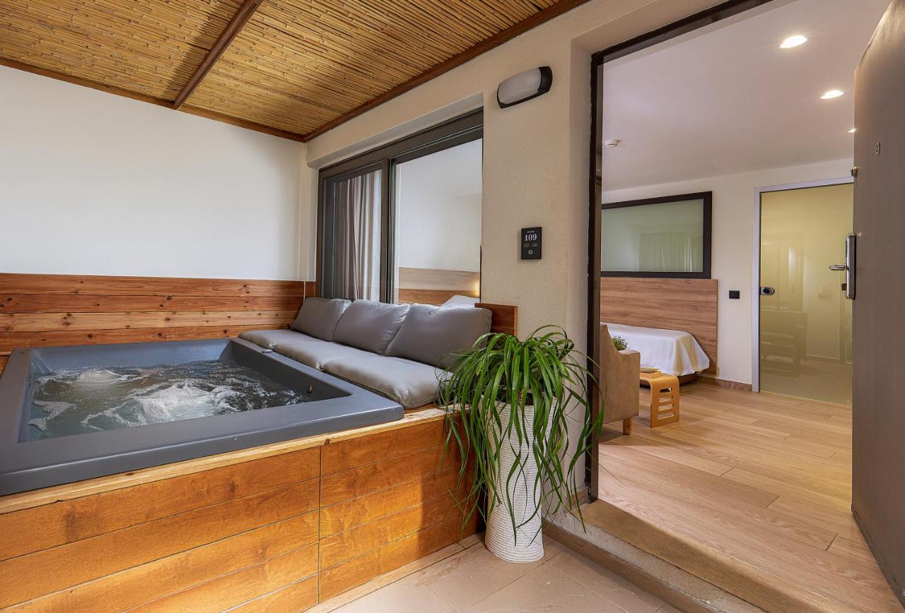een jacuzzi midden in een kamer bij Dionisos Hotel in Malia