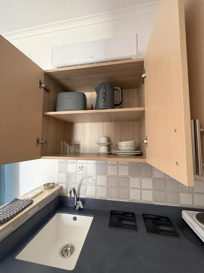 een keuken met een gootsteen en een aanrecht bij Elga Hotel & apartments in Kardamaina