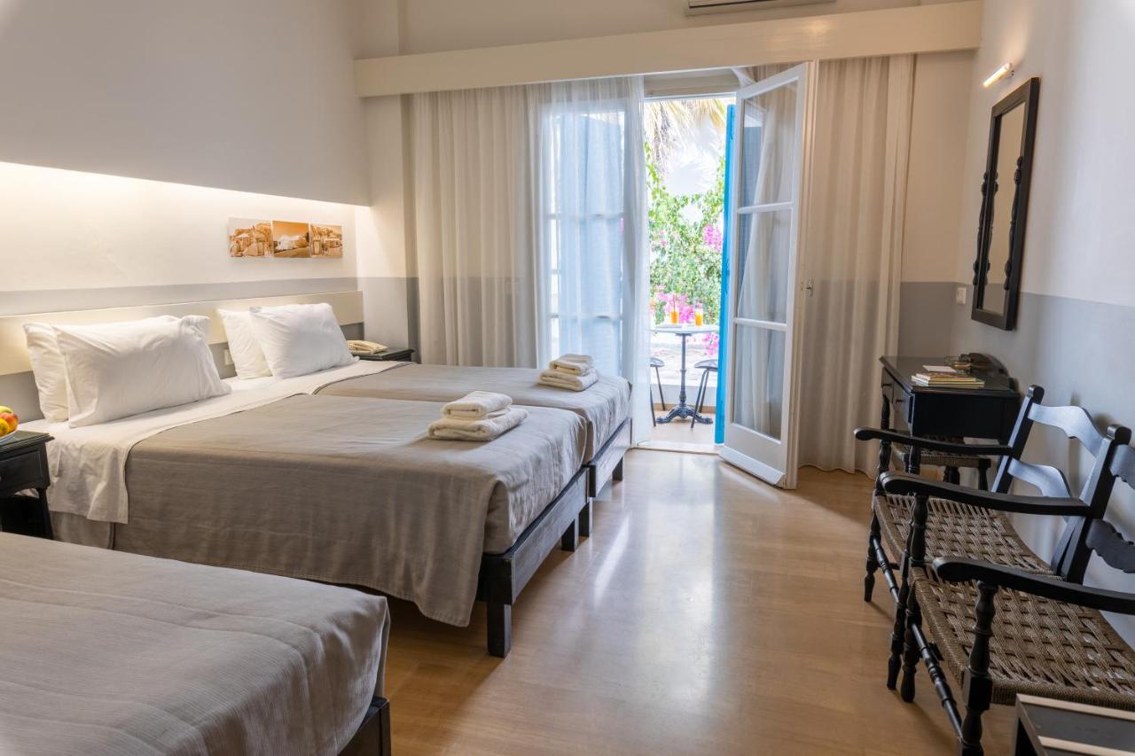 een hotelkamer met twee bedden en een balkon bij Kamari Beach Hotel in Kamari