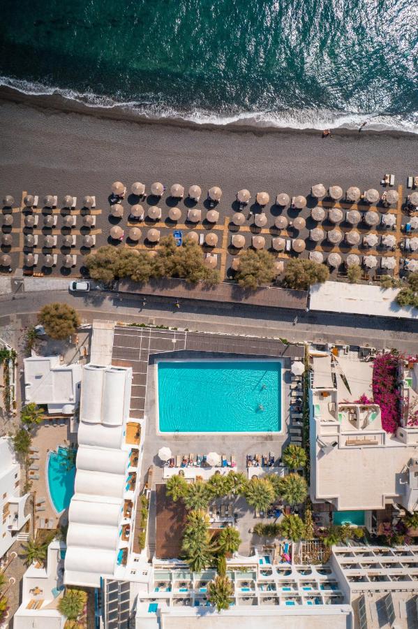 Een luchtfoto van een resort met een zwembad. bij Kamari Beach Hotel in Kamari