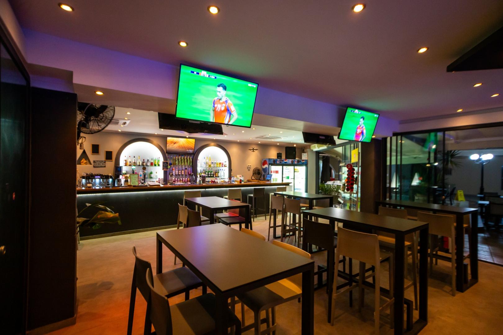 Bar met drankenselectie — Vivian Hotel