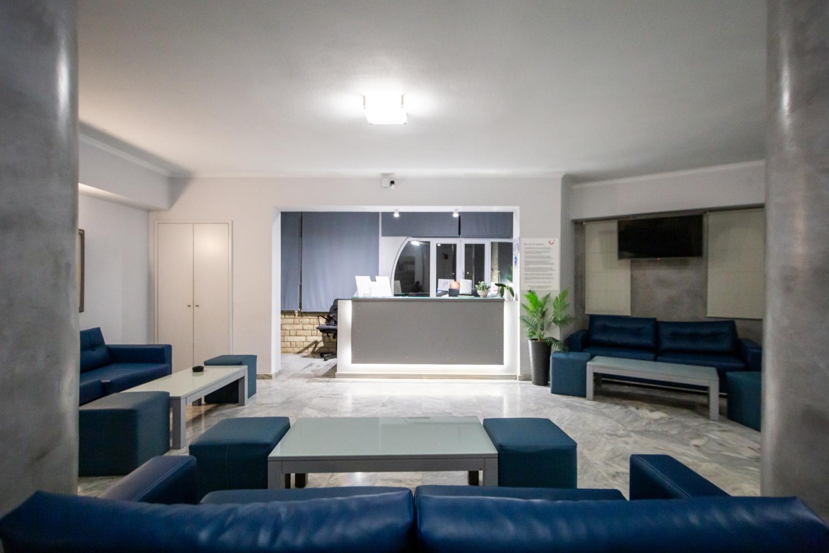 Lobby met receptie — Vivian Hotel
