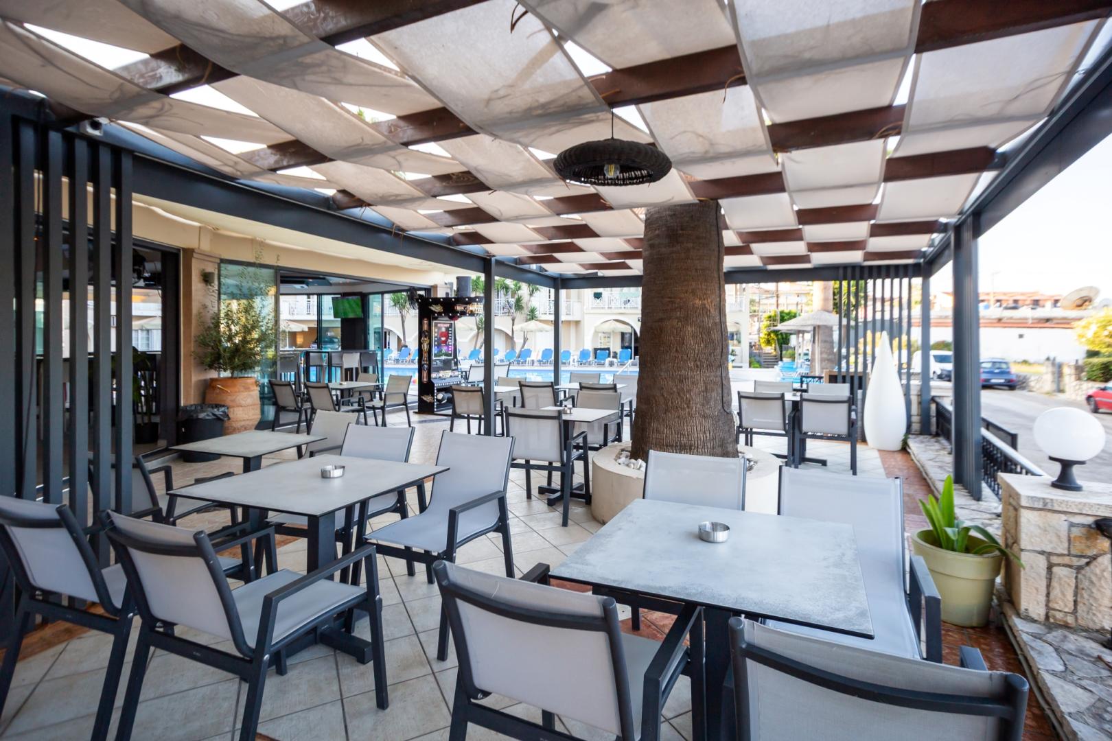 Restaurant met gedekte tafels — Vivian Hotel