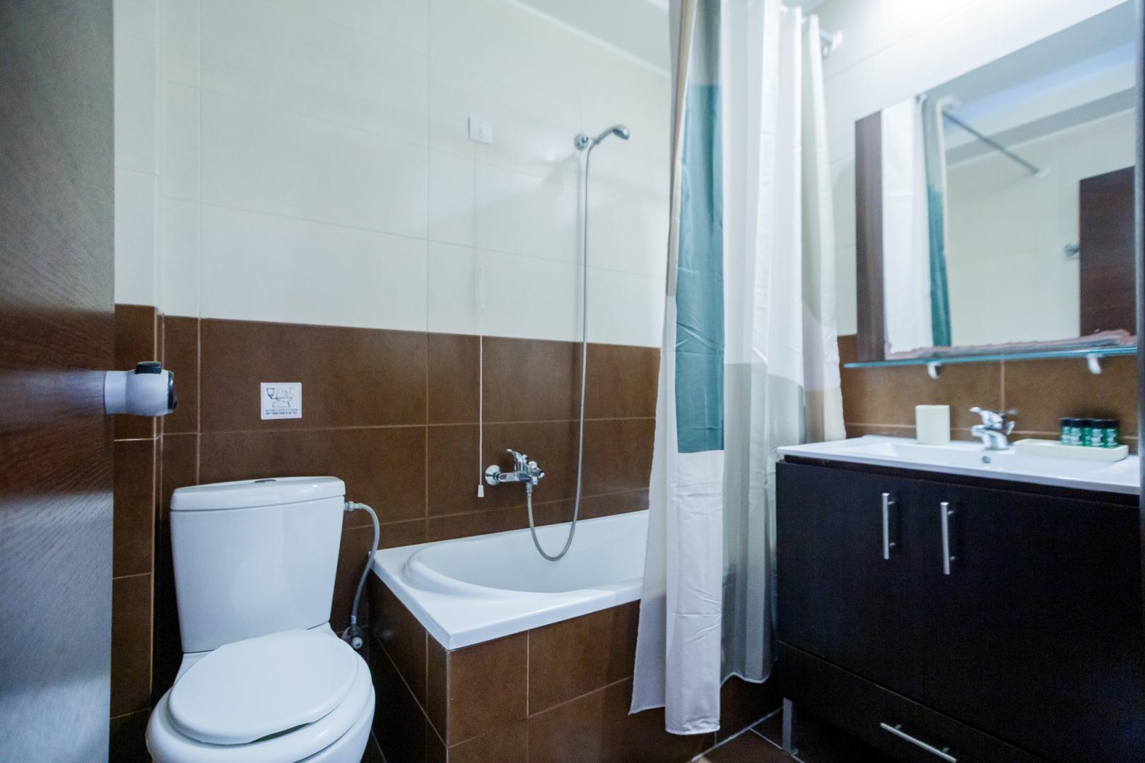 Badkamer met inloopdouche — Vivian Hotel