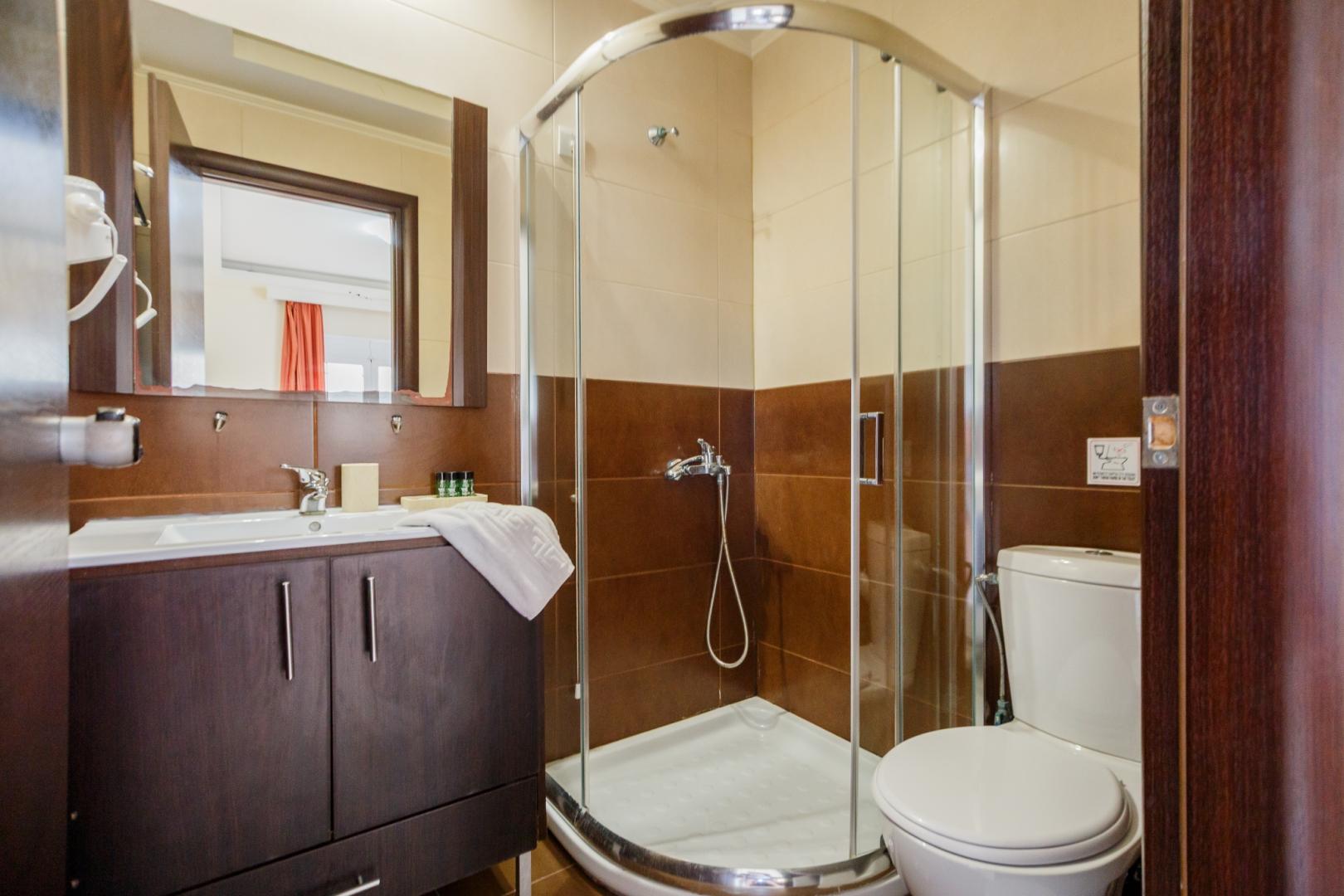 Badkamer met ligbad — Vivian Hotel