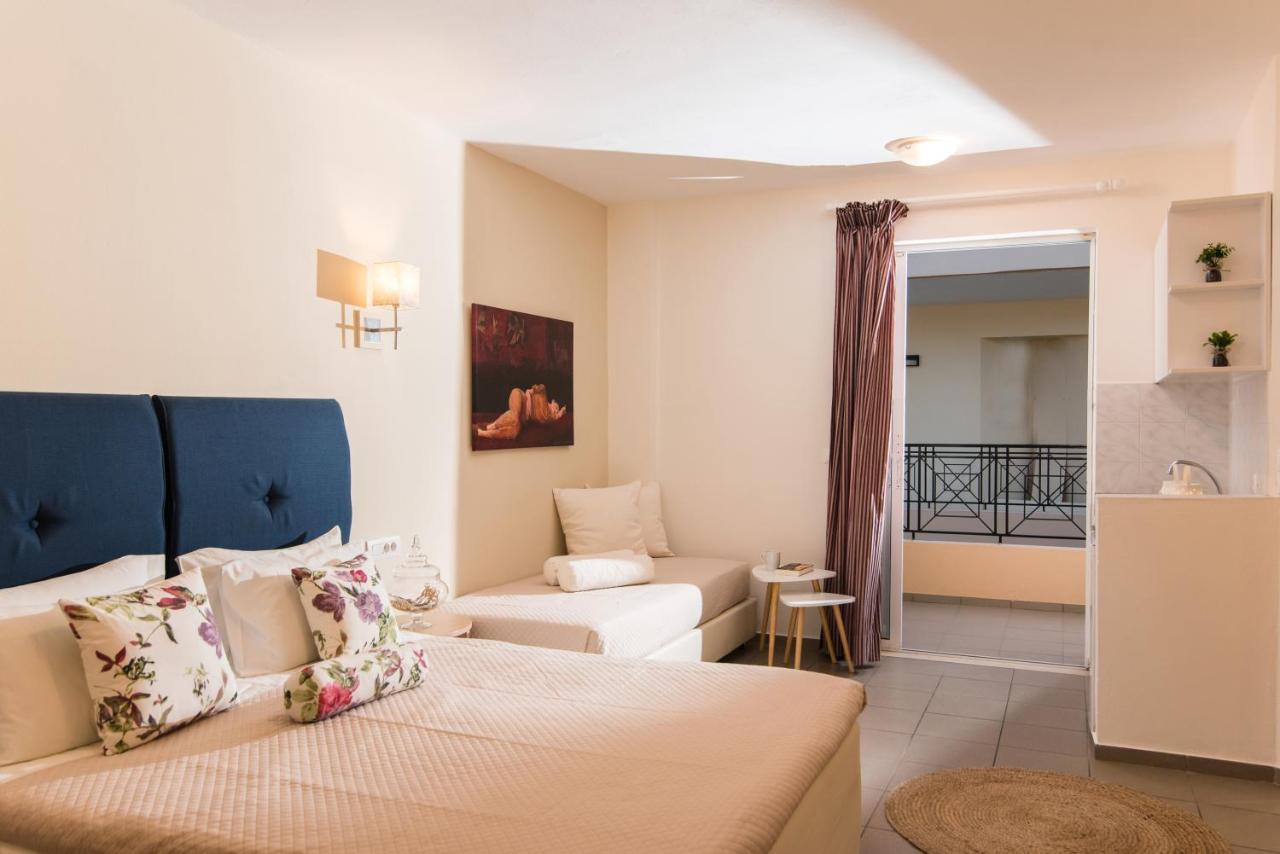 een hotelkamer met een bed en een woonkamer bij Mirage Studios in Malia +89 foto's